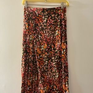 MIDI skirt with slit